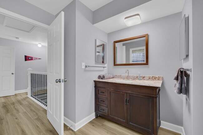 Building Photo - 290 Appleby Dr