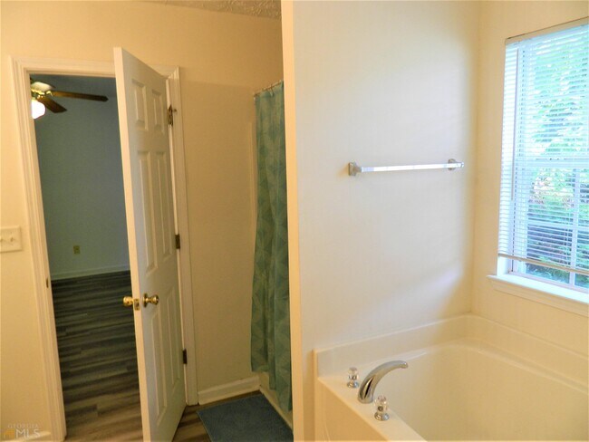Building Photo - 20 Chantilly Pl