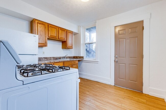 Building Photo - 466 Hays Ave