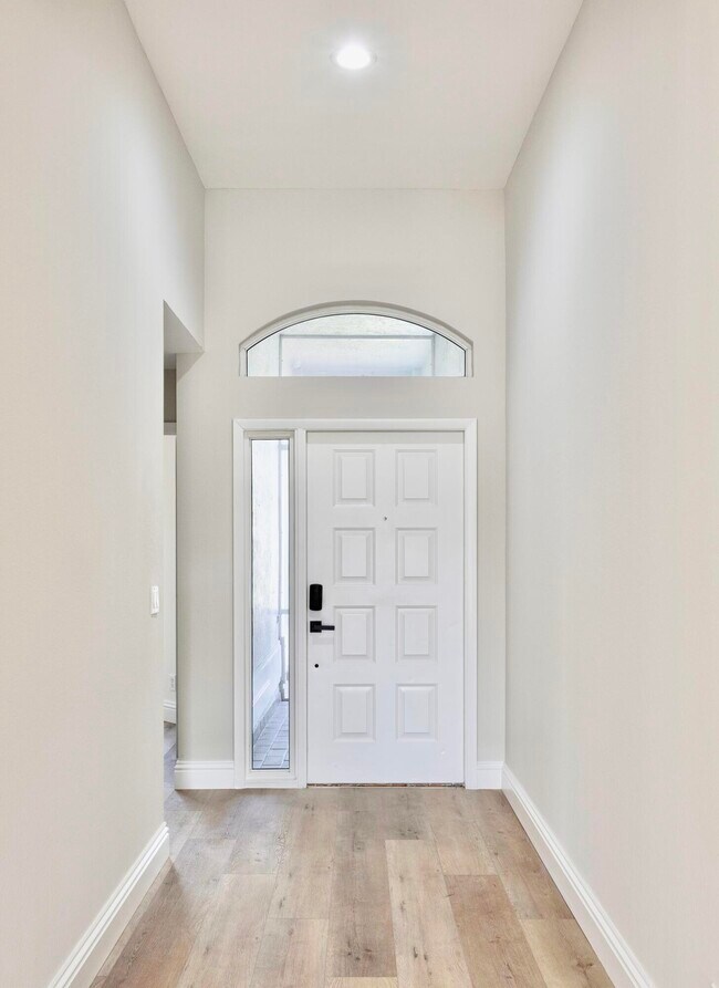 Building Photo - 1605 S Club Dr