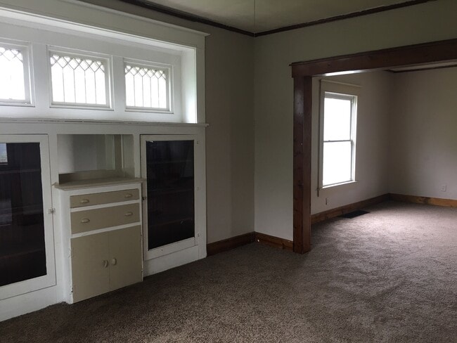 Building Photo - 3 Bed 1 Bathroom Available in Springfield +