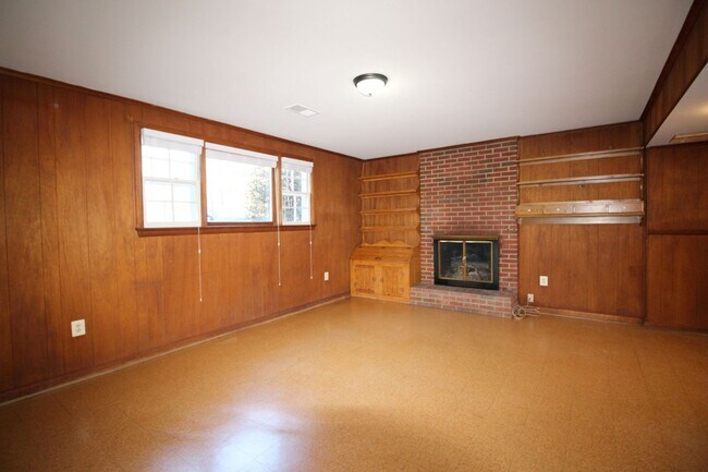 Building Photo - 3BR/2B Home