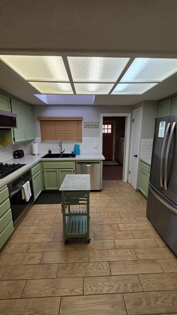 Building Photo - EAST SAC - FURNISHED