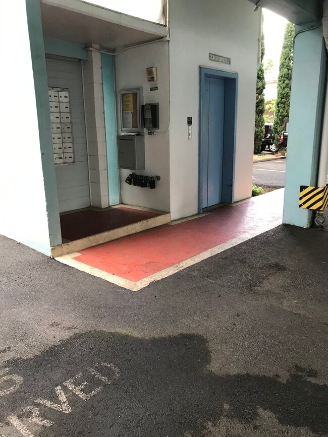 Building Photo - 2873 S King St