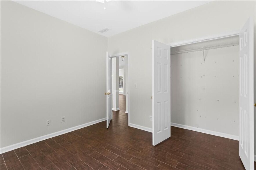 Building Photo - 965 Dogwood Park Dr