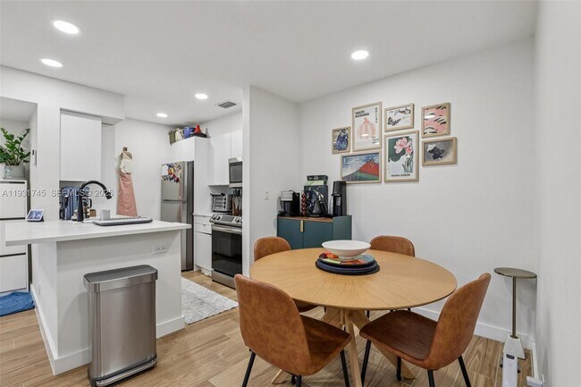 Building Photo - 2926 S University Dr