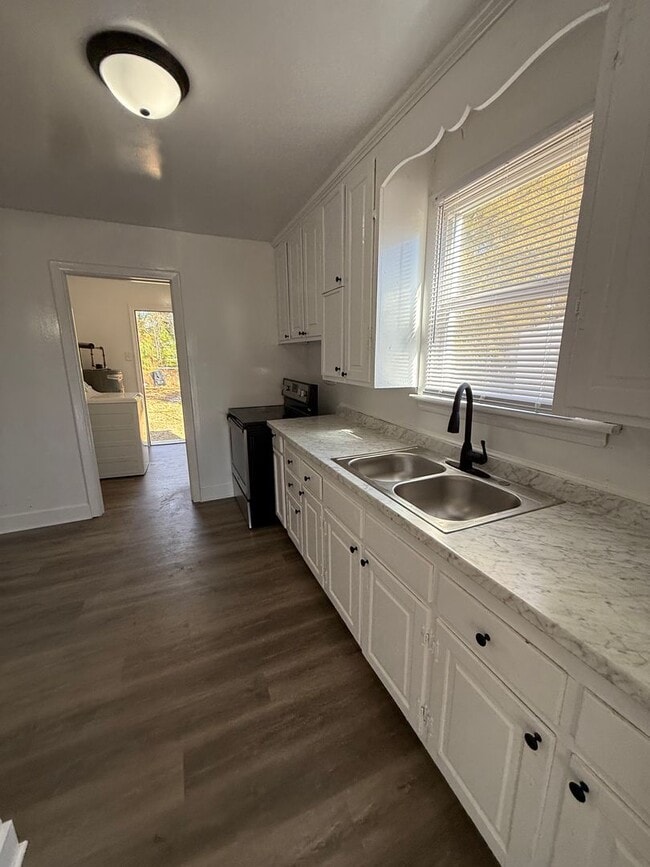 Building Photo - 4 Bedroom 2 Bath House in Richmond