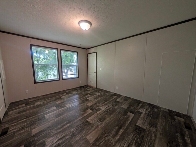 Building Photo - 38055 Leverette Ave
