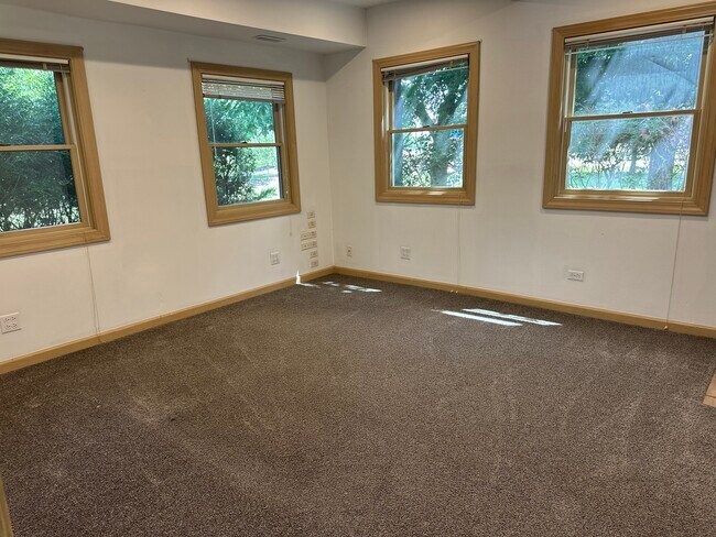 Building Photo - 17N750 Galligan Rd