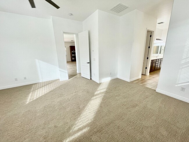 Building Photo - Gorgeous 3 Bed/2.5 Bath + Den Home In Chandler! Gated Community & Upgrades Throughout Home!