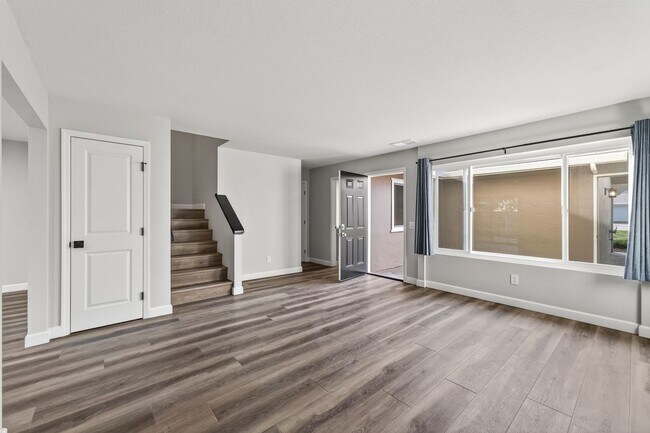 Building Photo - Charming 3-Bedroom Condo in Creekside Village – Prime Location!