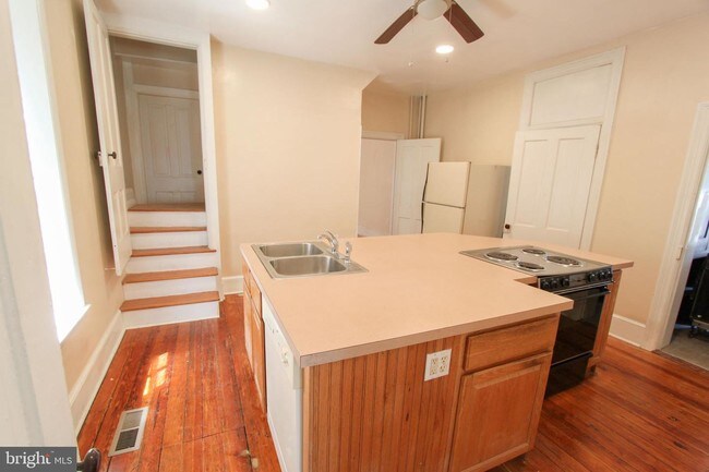 Building Photo - 315 W Martin St