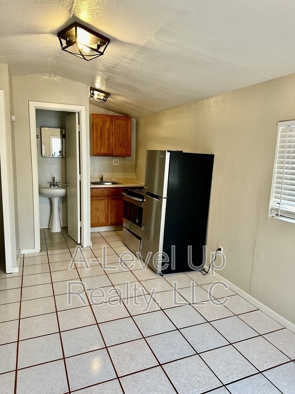 Building Photo - 3909 S 14th Ave