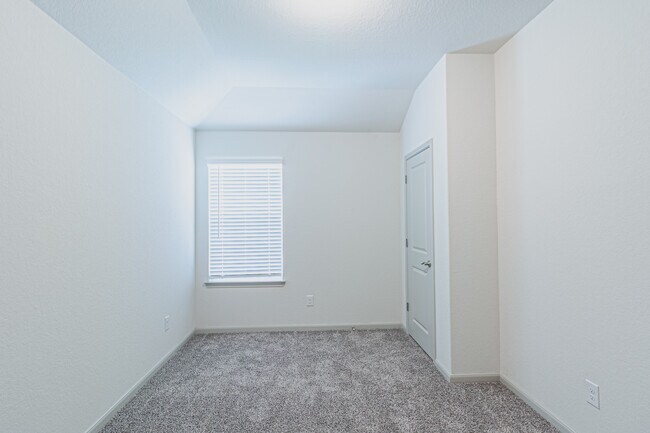 Building Photo - 7411 Gramercy Way