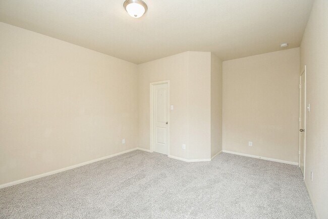Building Photo - 4215 Mill Oak Dr