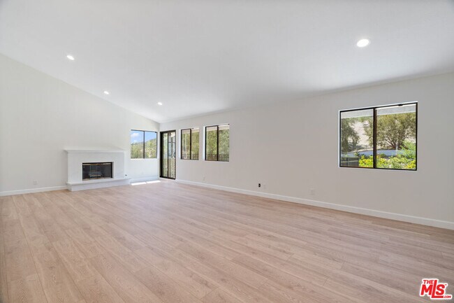Building Photo - 6143 Lake Lindero Dr