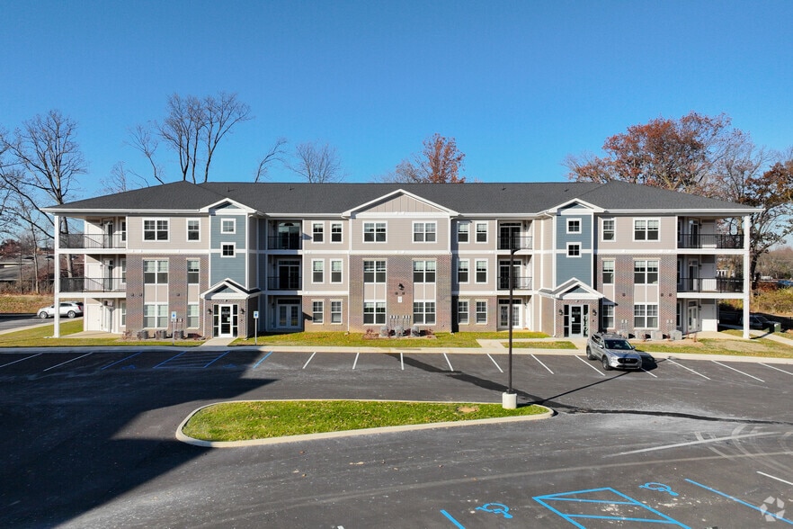 Primary Photo - Flats at Walnut Ridge