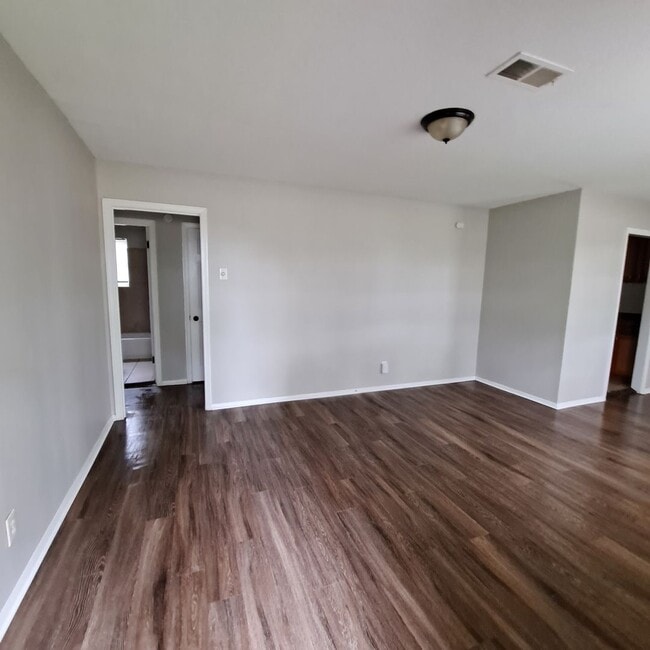 Building Photo - 264 E Holmes Rd