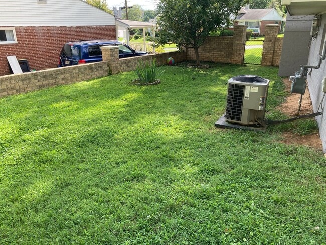 Building Photo - Charming 3-Bedroom, 2-Bath Split-Level Sin...