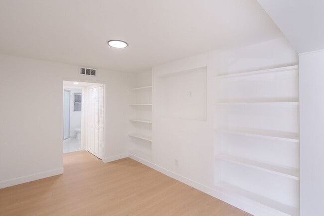 Building Photo - 3155 Montrose Ave