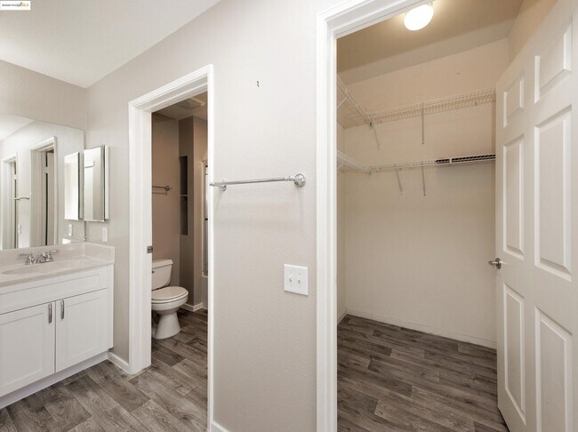 Building Photo - 220 Caldecott Ln