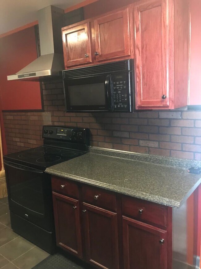 Building Photo - Move in Ready!!