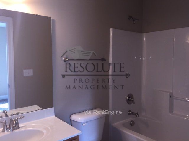 Building Photo - 568 Village Loop Dr