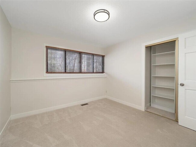 Building Photo - 7783 Kingsview Ln N