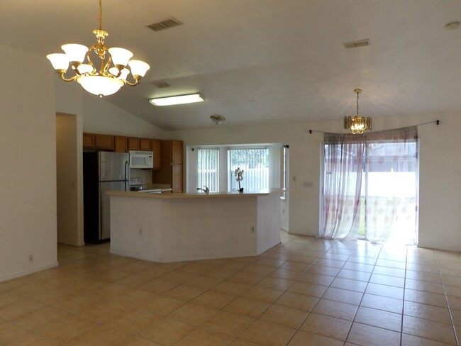 Building Photo - OPEN FLOOR PLAN 3 BEDROOM 2 BATH