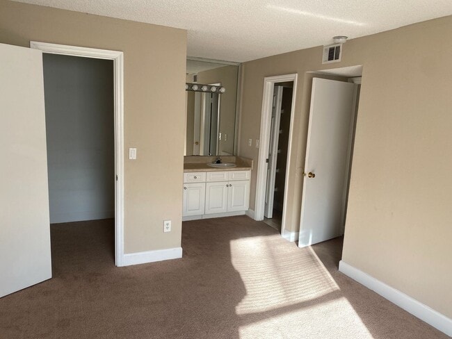 Building Photo - Venetian Place - 1736