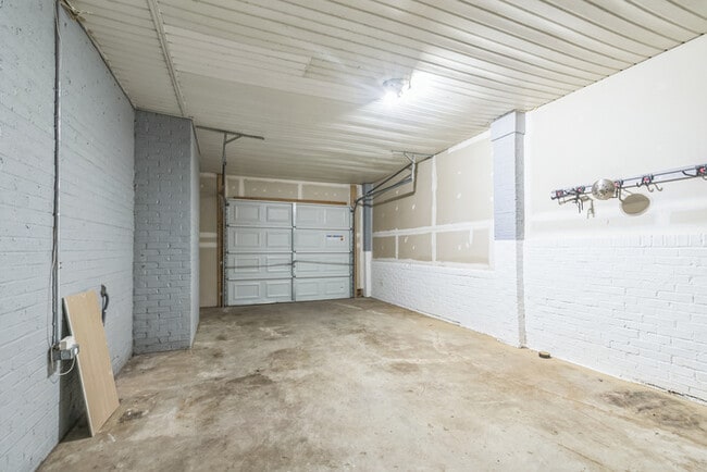 Building Photo - Pet Friendly Mid-Century Modern 4/Bedroom,...