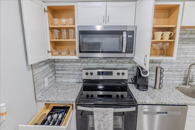 Building Photo - ANNUAL RENTAL - 3 Bed, 2 Bath Fully Furnished Home