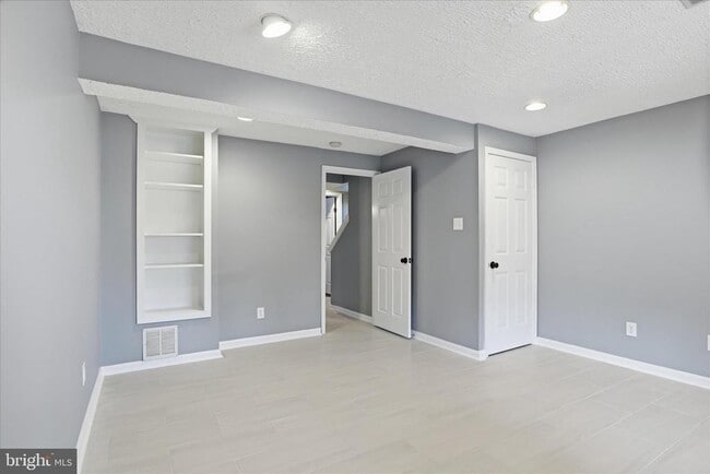 Building Photo - 8418 White Feather Ct