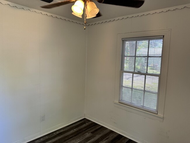 Building Photo - 834 Brinker St