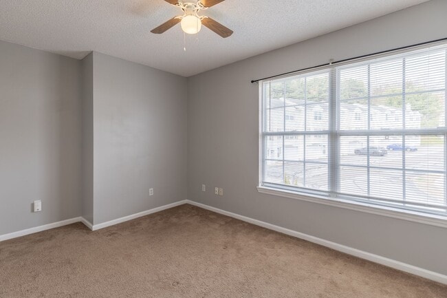 Building Photo - Multi Level Updated 2 Bedroom Condo