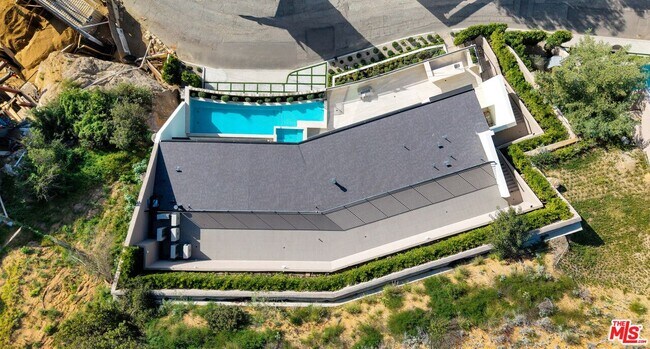 Building Photo - 8765 Hollywood Blvd