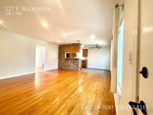 Building Photo - 127 E. Buckthorn-