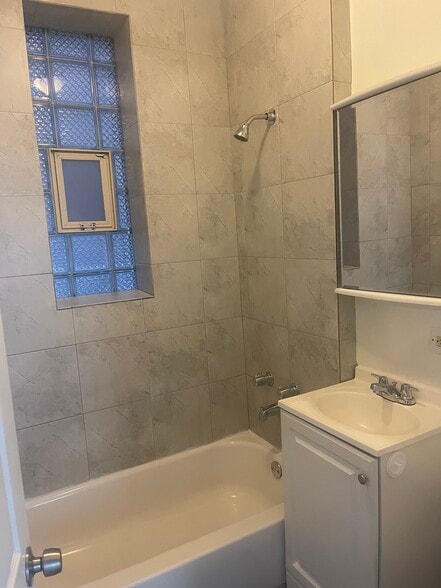Bathroom - 2756 W Monroe St