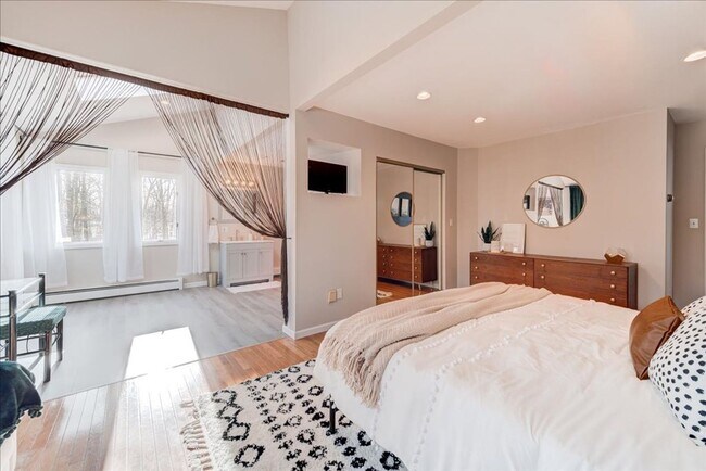 Building Photo - 441 Burlingham Rd