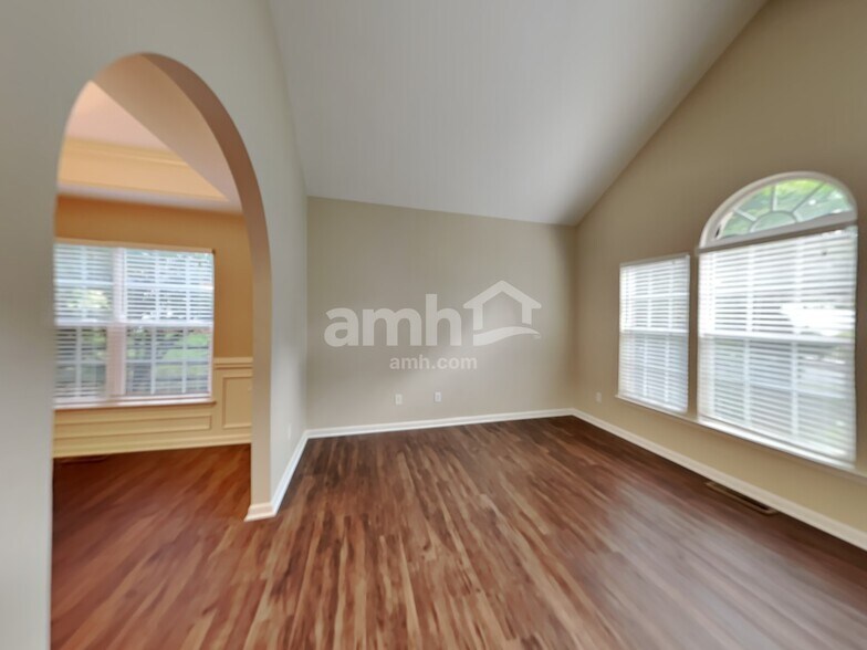 Building Photo - 20320 Southshore Dr