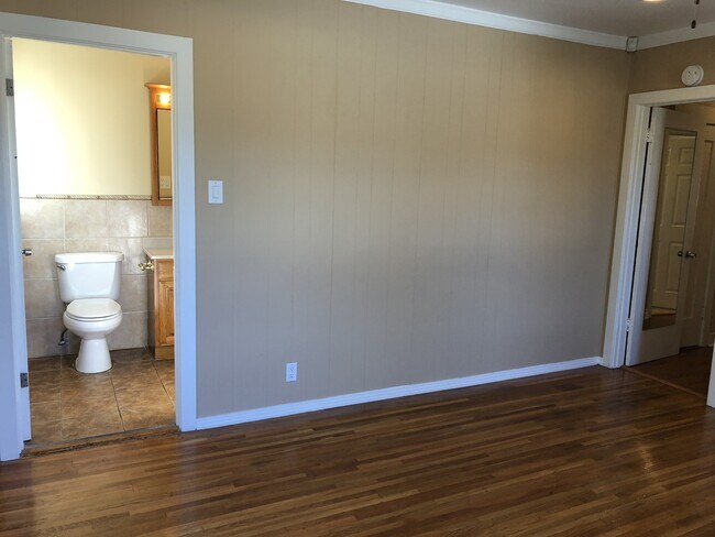 Building Photo - 507 E Cypress St