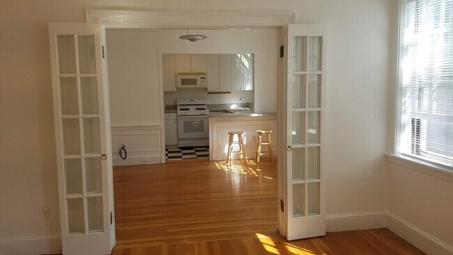 Building Photo - 77 Martin St