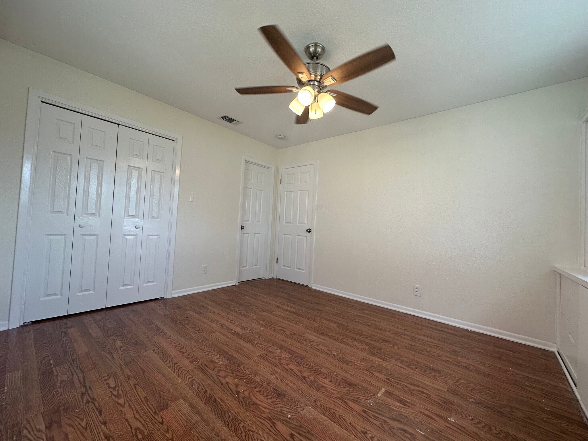 Building Photo - 517 Versailles St