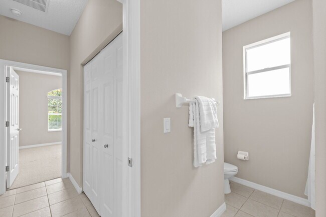 Building Photo - 800 Crestwood Dr