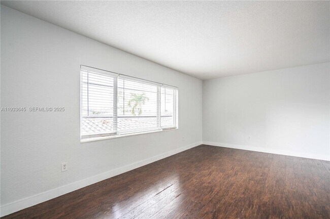 Building Photo - 1940 Biarritz Dr