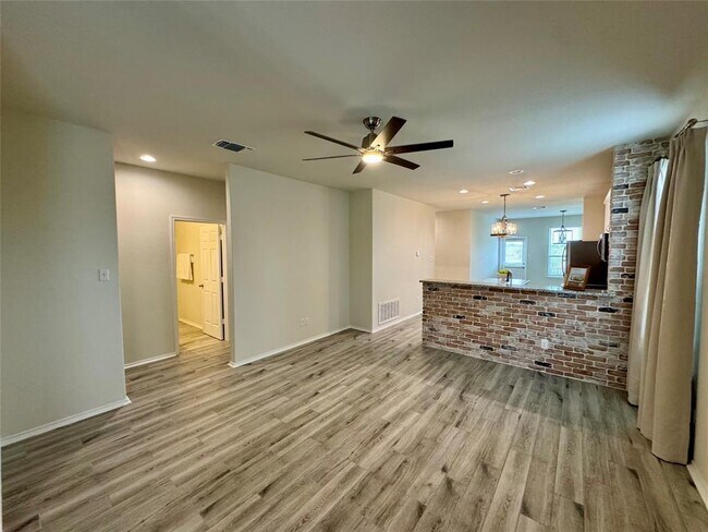 Building Photo - 546 Pepperbark Loop