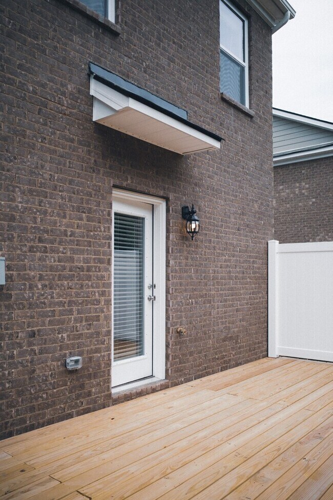 Building Photo - 4 Bed/ 3 Bath Townhome with Immediate Occupancy!