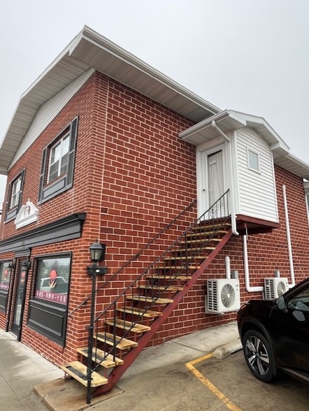 Building Photo - 415 1/2 1st N St