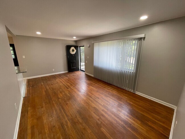 Building Photo - 630 Dornbush St