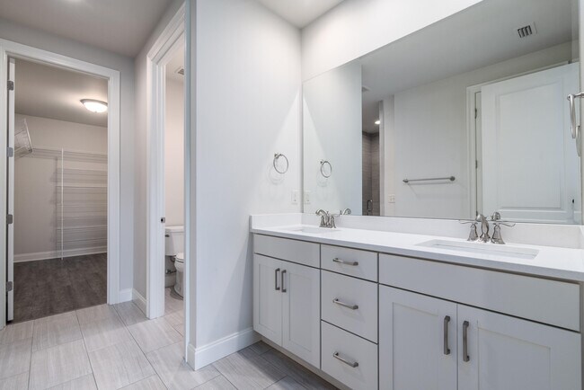 Building Photo - 718 Woods Dr